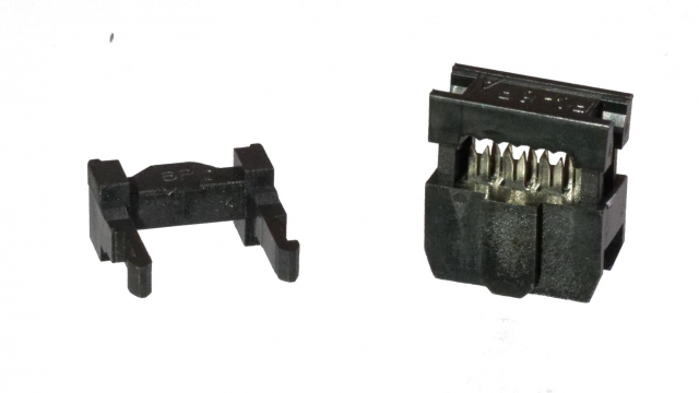 6-polige Pfostenbuchse mit Zugentlastung